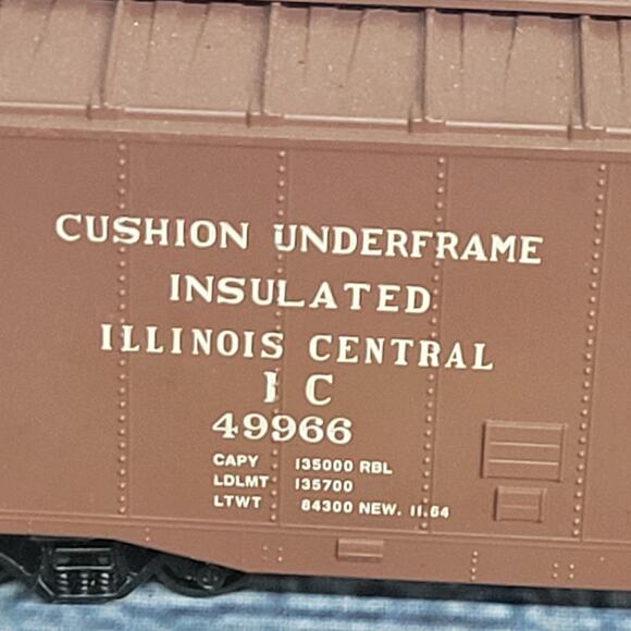 H.O scale main line of mid-America Illinois central boxcar brown and white - Picture 2 of 8